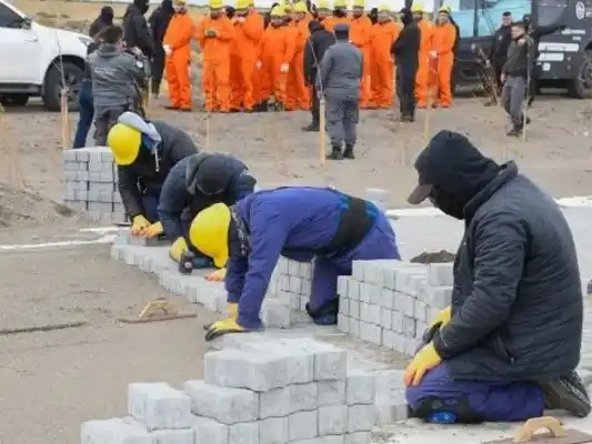 En las obras públicas tienen que realizar tareas en la construcción y mantenimiento de infraestructura.