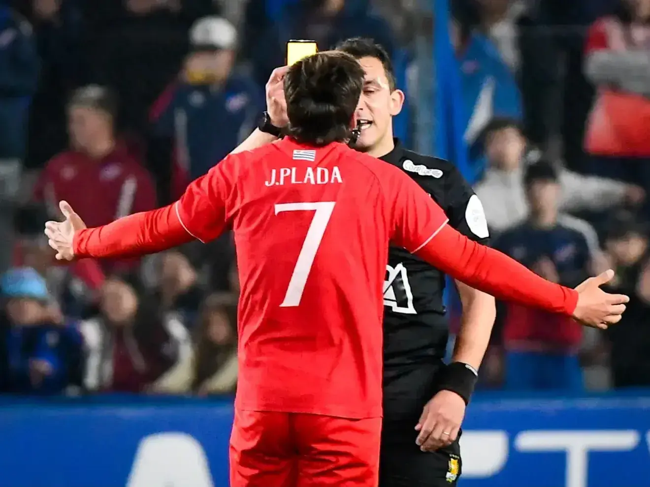 Eduardo Varela amonesta a Juan Pablo Plada con la nueva tarjeta virtual, en el partido entre Nacional y Rentistas por la Copa AUF Uruguaya.Foto: Estefanía Leal.