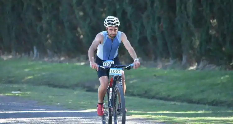 En Santa Lucía, Darío Pérez volvió a ganar el Duatlón Cross San Pedro