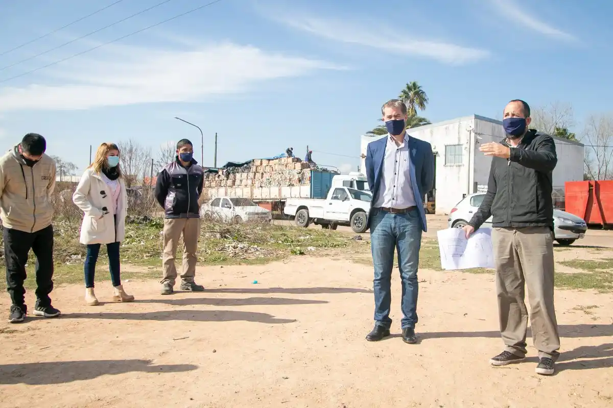 Piaggio recorrió el futuro Polideportivo Norte junto a los cooperativistas