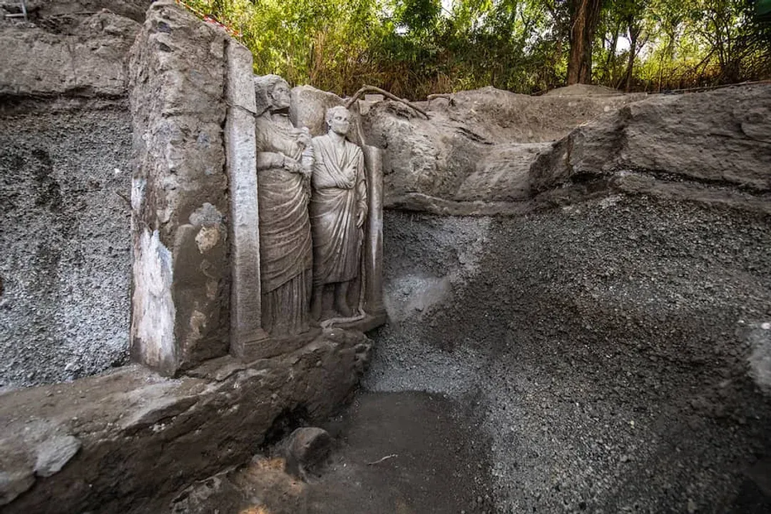 Hallaron un relieve de una pareja casi a tamaño natural en una tumba de Pompeya