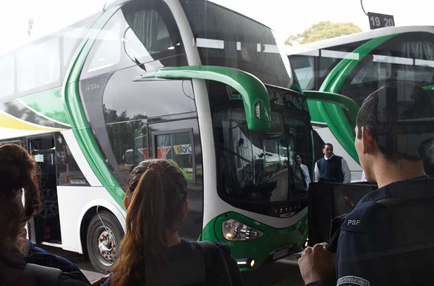 ¿Transporte completo?: habilitarían colectivos de media y larga distancia, vuelos y trenes