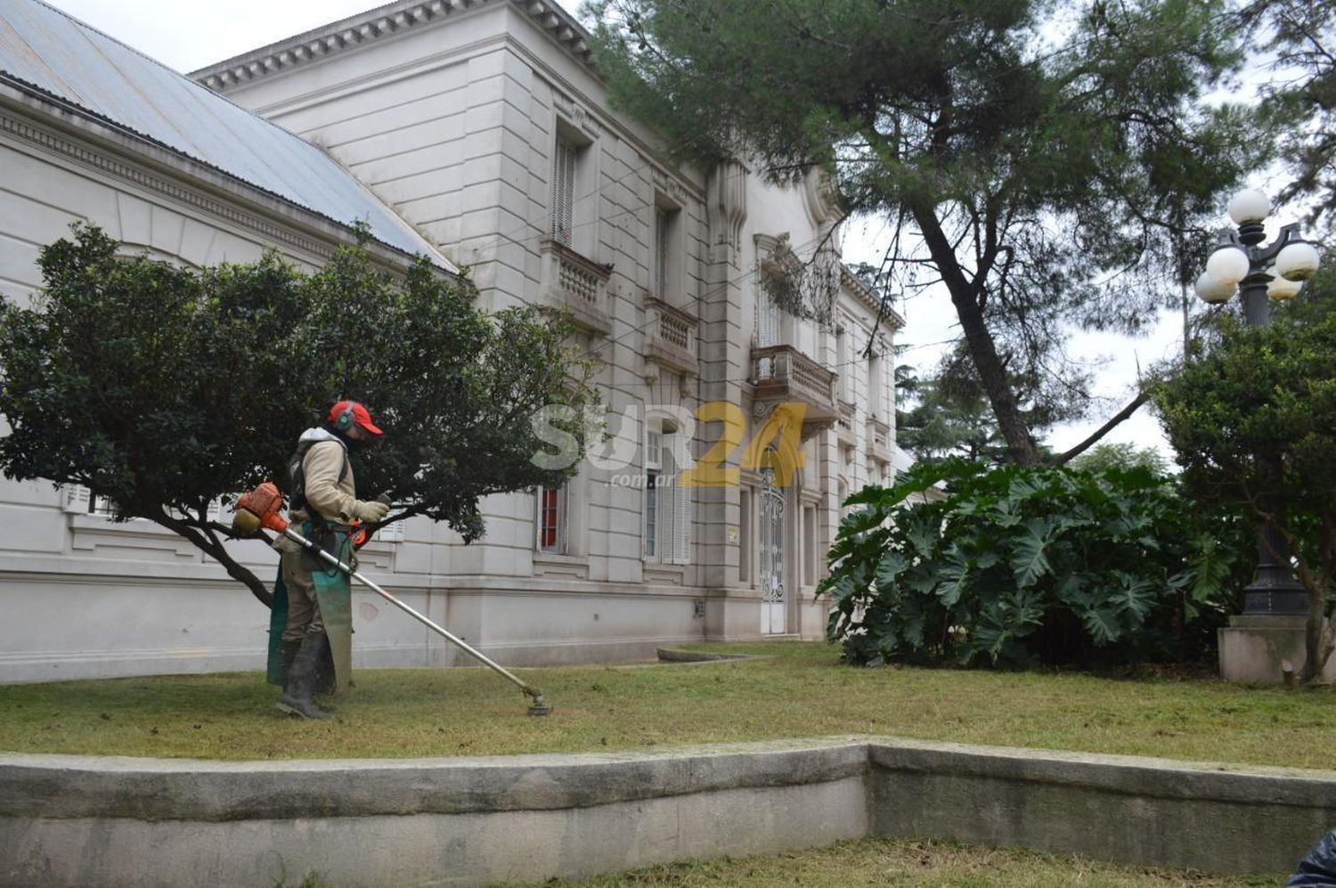 El Municipio implementa operativo especial de corte de pasto en escuelas de la ciudad
