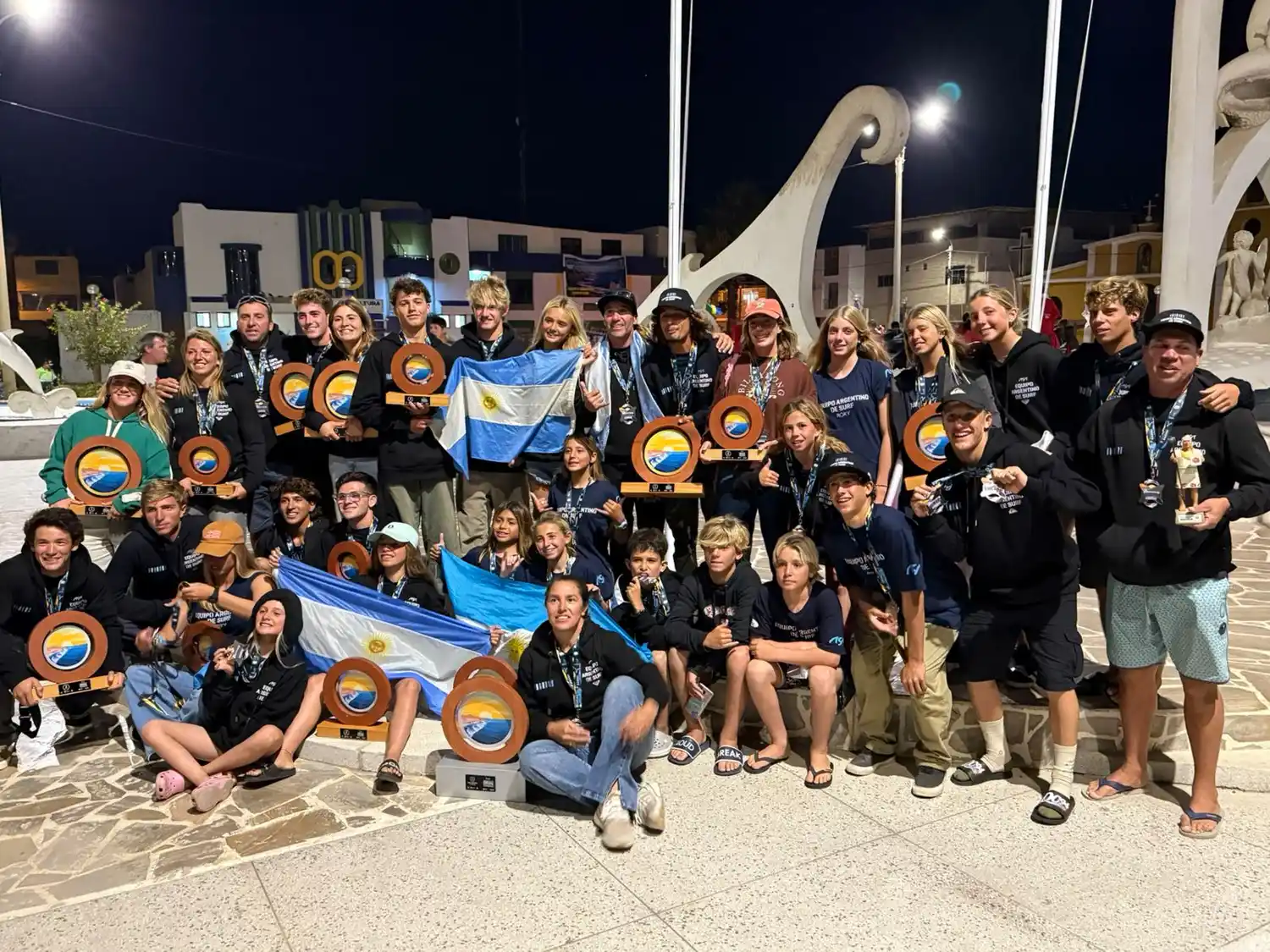 Equipo argentino en el Sudamericano de Surf y SUP