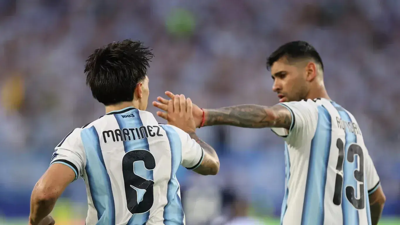 El entrerriano Lisandro Martínez y Cuti Romero, la dupla que batalla cuando las estrellas brillan menos