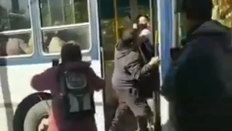 "Relatos Salvajes": Feroz pelea entre colectivero y automovilista que casi termina en tragedia en Monte Grande