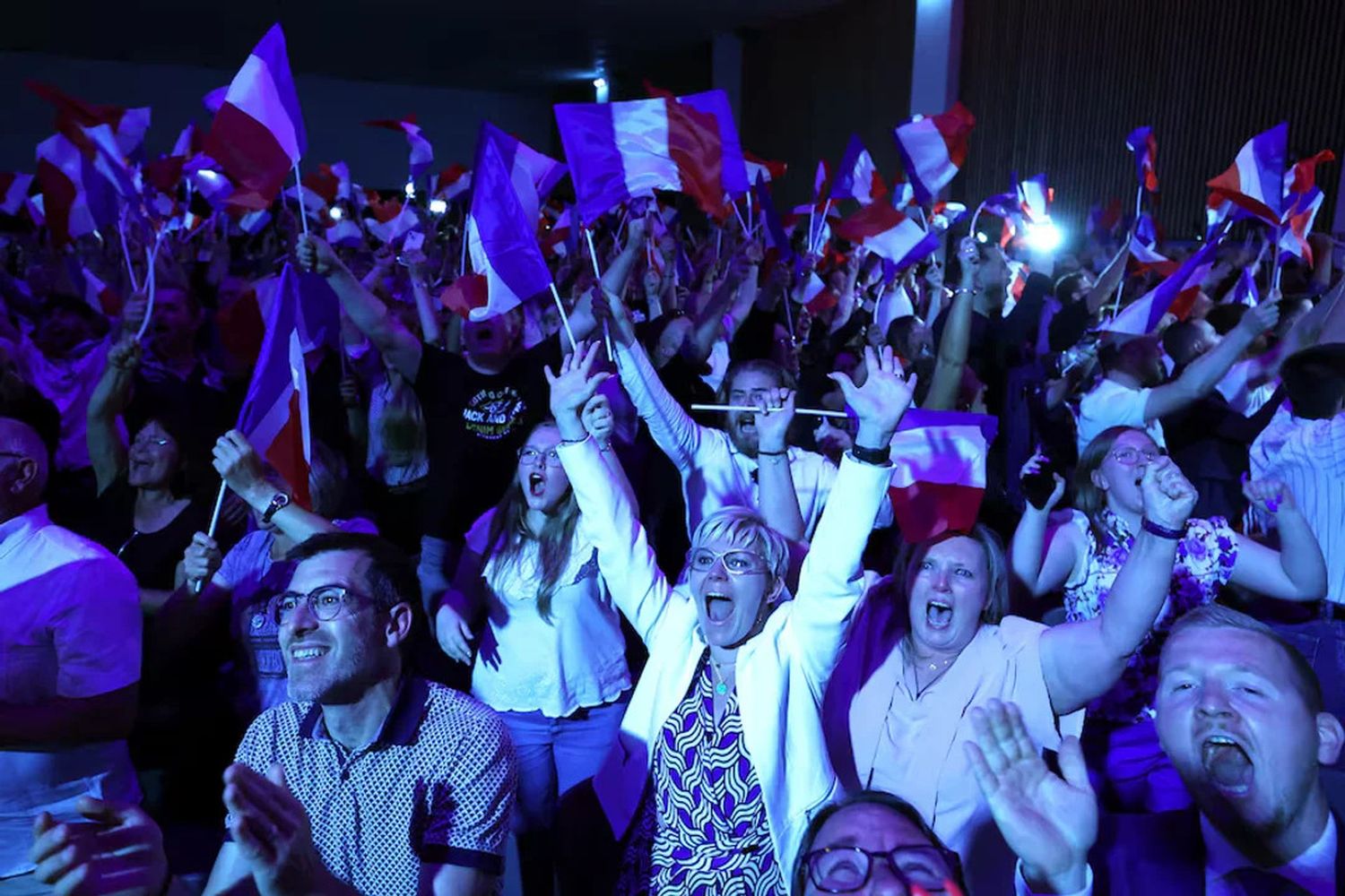 Partidarios del FN esperan los resultados con gran expectativa en el Bunker de campaña.