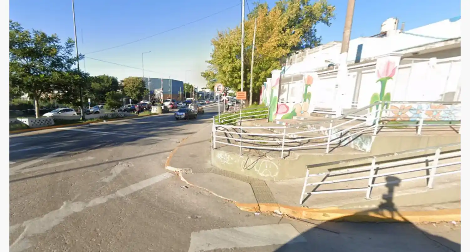 El comisario fue interceptado sobre Juan Manuel de Rosas y Tokio, en Isidro Casanova. (Foto: Google Street View)