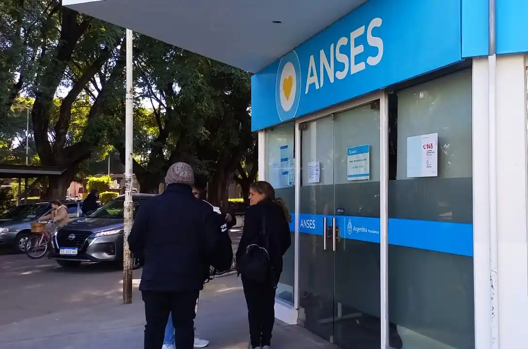 La gente que llegaba para algún trámite en Anses se encontró con las puertas cerradas.