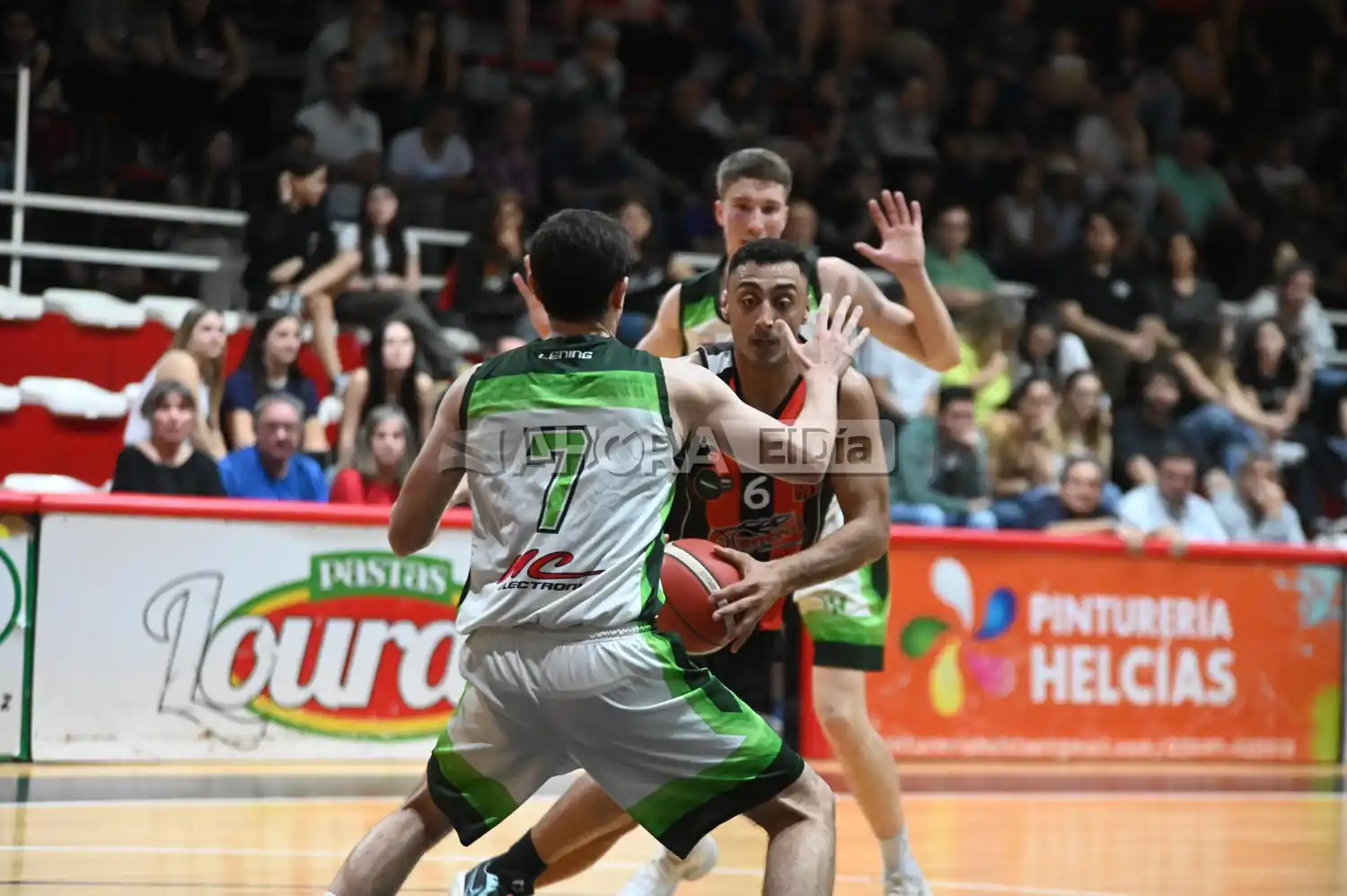 Mauricio Pane, figura del juego, se perfila hacía el canasto ante la marca de Sergio Mora (crédito: MR Fotografía).