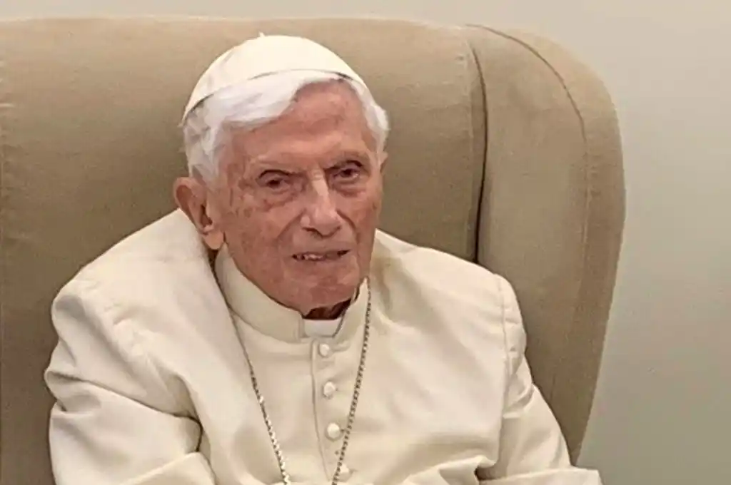 El Vaticano informó que el papa emérito Benedicto XVI sigue “grave”