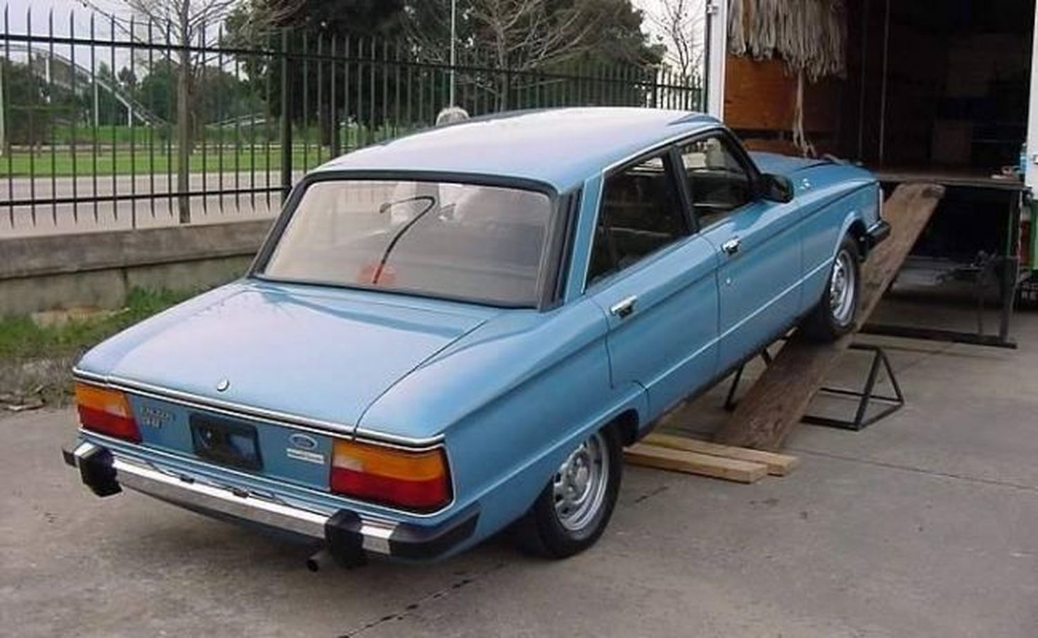 Encontraron un Ford Falcon 0 kilómetro en el interior de un taller