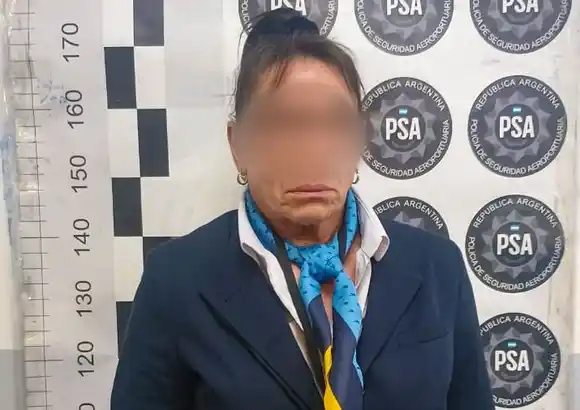 Detienen en Ezeiza a una azafata por contrabando: oro, diamantes, celulares de lujo y dinero en efectivo