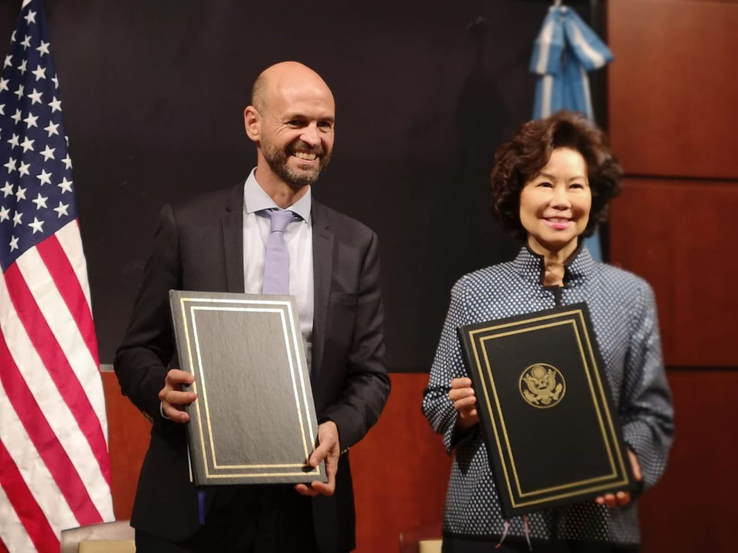 Argentina y Estados Unidos modernizan su acuerdo bilateral y flexibilizan restricciones de rutas y frecuencias