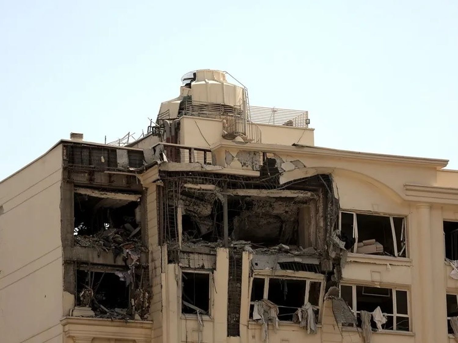 Fallecieron 60 personas en un ataque a un edificio residencial según informó Irán