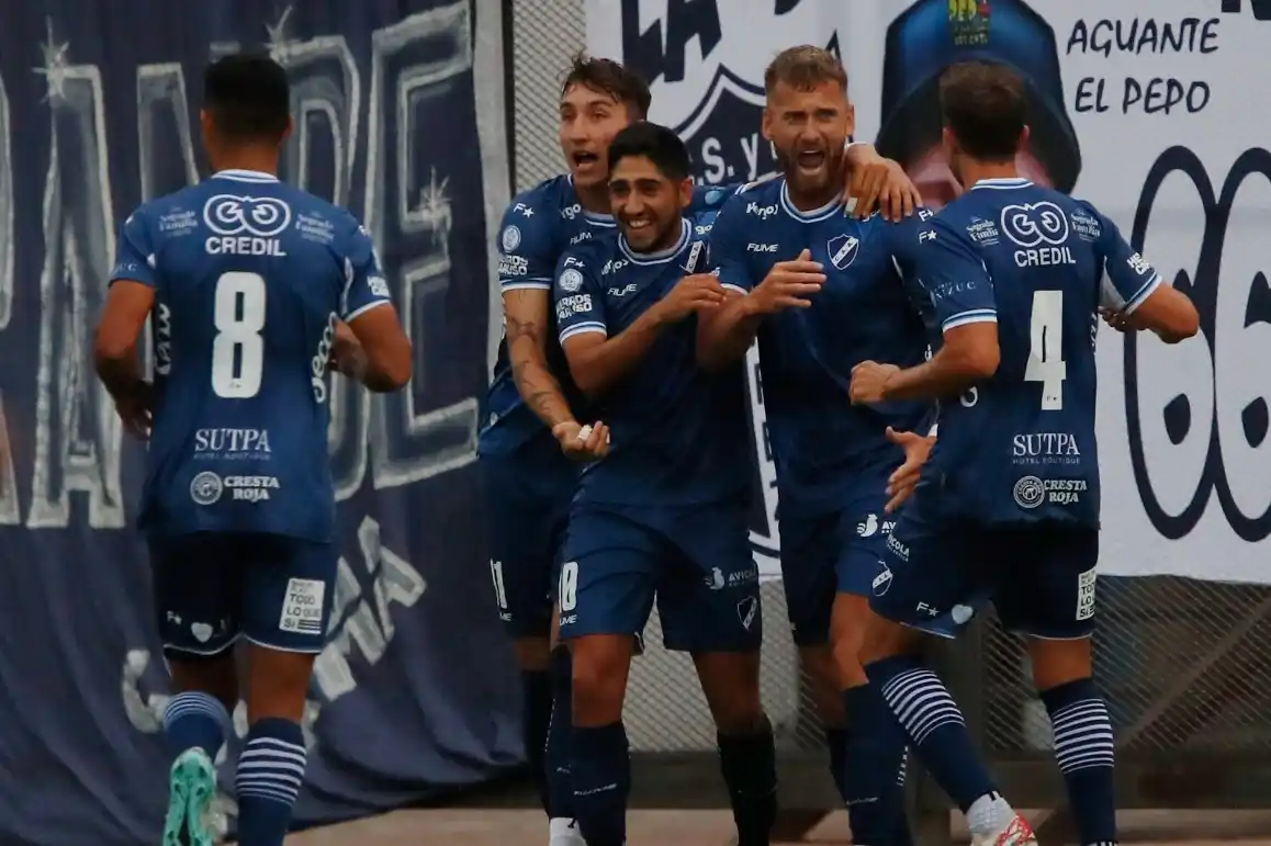 Oscar Belinetz festejando su segundo gol del torneo (Foto: Prensa Tristán Suárez)