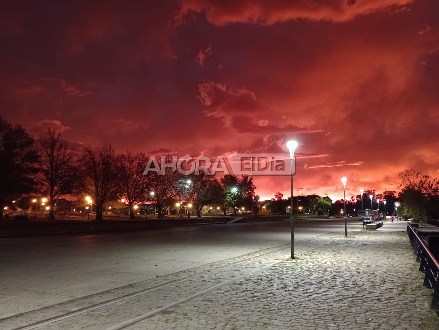 El cielo rojo se vino abajo en Gualeguaychú: rigen alertas y avisos a corto plazo por tormentas peligrosas