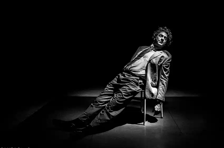 “Un señor alto, rubio, de bigotes” busca trabajo en plena temporada