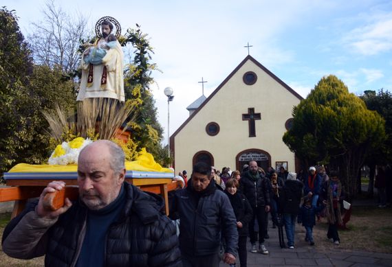 A pesar del mal tiempo, los tandilenses se congregaron en San Cayetano para pedir por el trabajo