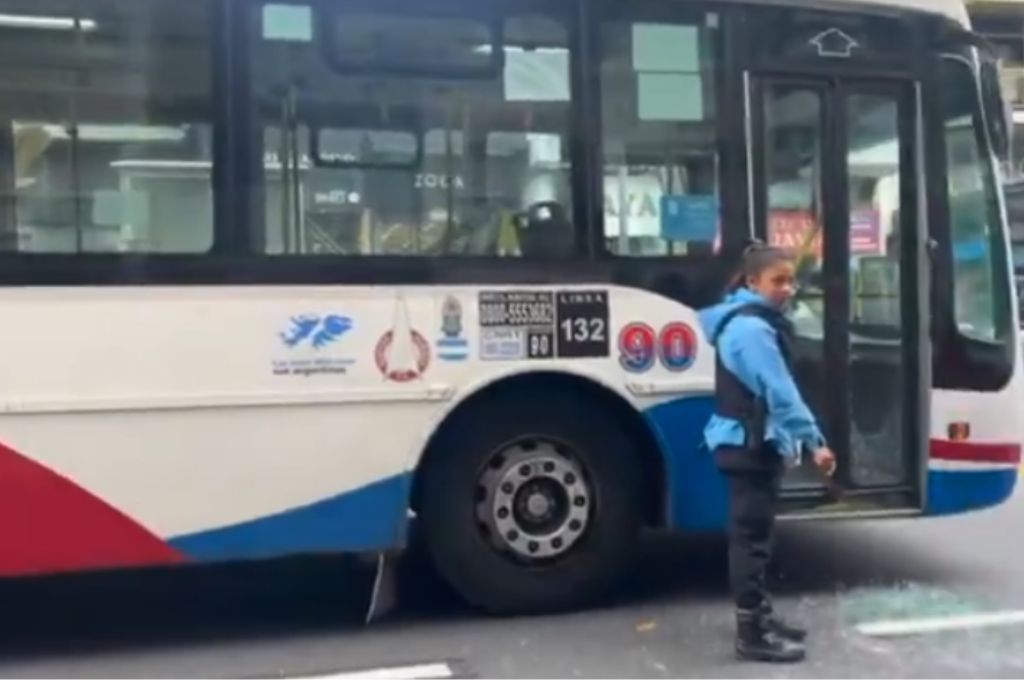 La Policía de la Ciudad está trabajando para identificar al agresor.