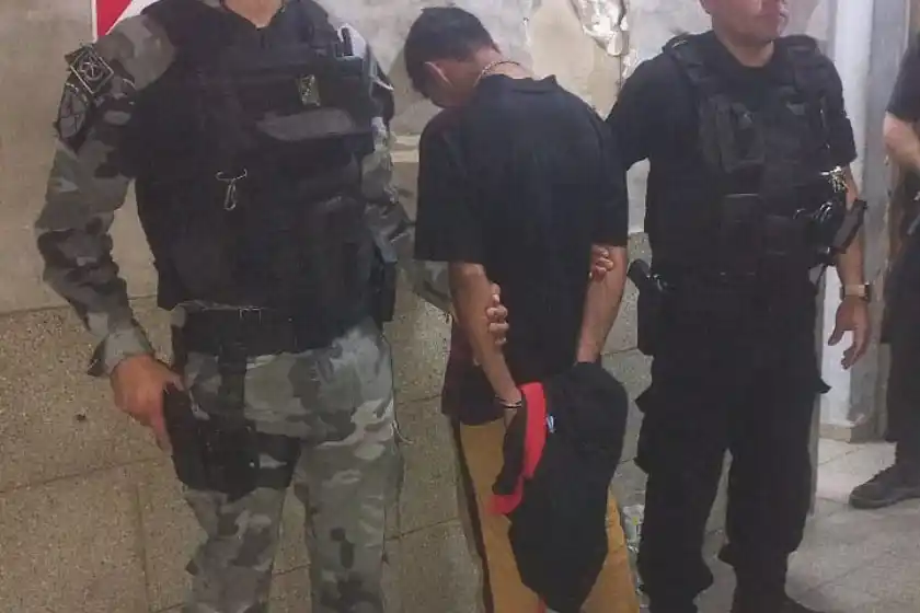 Detuvieron a un joven con drogas en un sector de vías de zona oeste