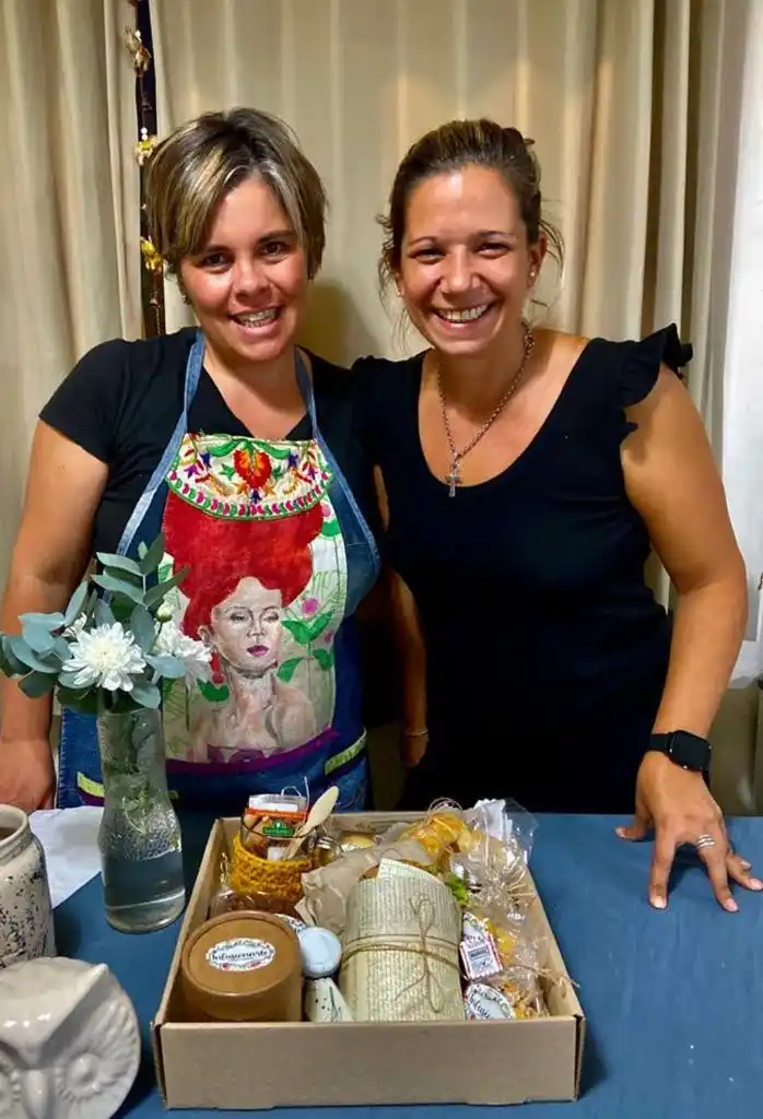 Reposteras 08-06 ( 3)



Julieta Zarzábal y María Florencia Roggero se reconvirtieron en plena pandemia.



Reposteras 08-06-1



Realizan diversos productos de pastelería y esperan algún día poder abrir su casa de té.