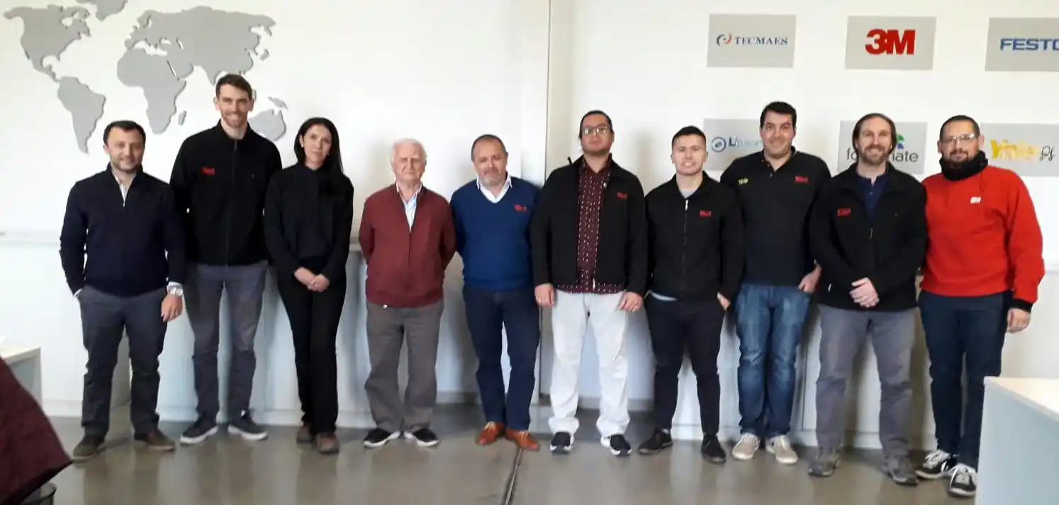 Cristian y Juan Ciancio junto a empleados de Baci