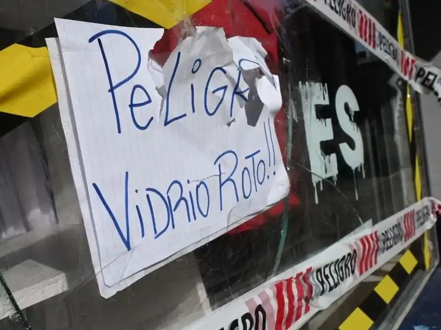 El delincuente rompió la vidriera y sustrajo algunas prendas. Crédito: Flavio Raina