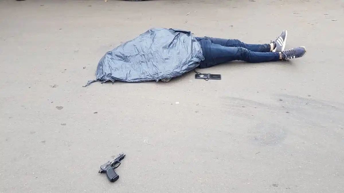 Un policía fue abatido cuando robaba en el Mercado Central