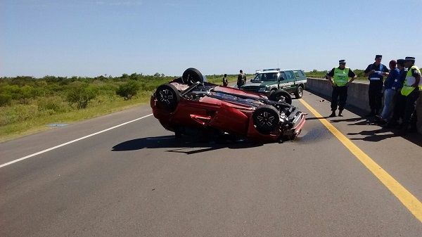 Un auto volcó y quedó en el medio de la ruta 14