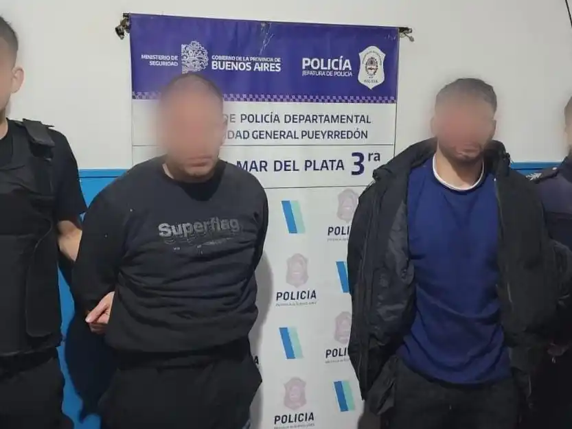 Uno de los detenidos realizó un disparo con un arma de fuego contra dos transeúntes en la intersección de San Salvador y Talcahuano.