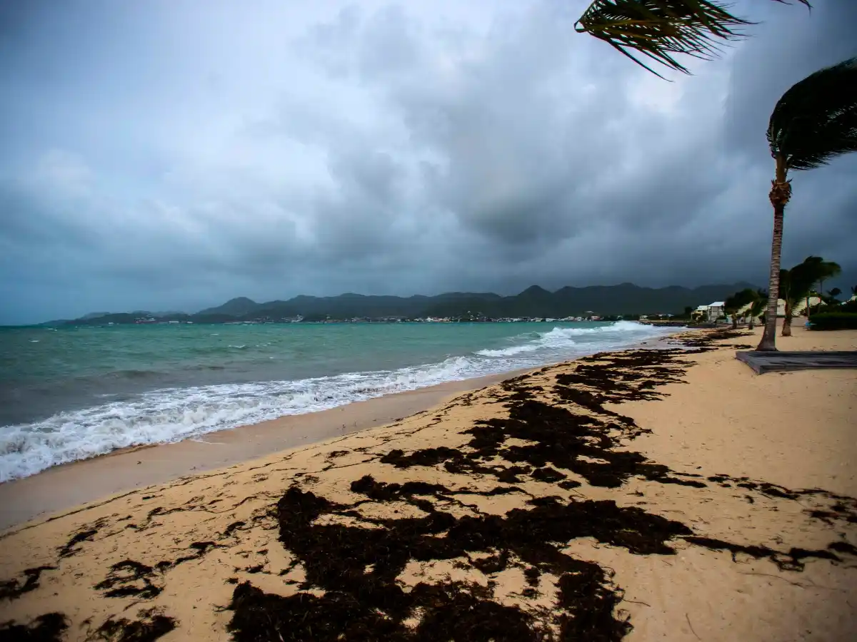 Tras su paso por el Caribe el huracán Irma se aproxima a la costa de Florida, donde se declaró el “estado de emergencia”