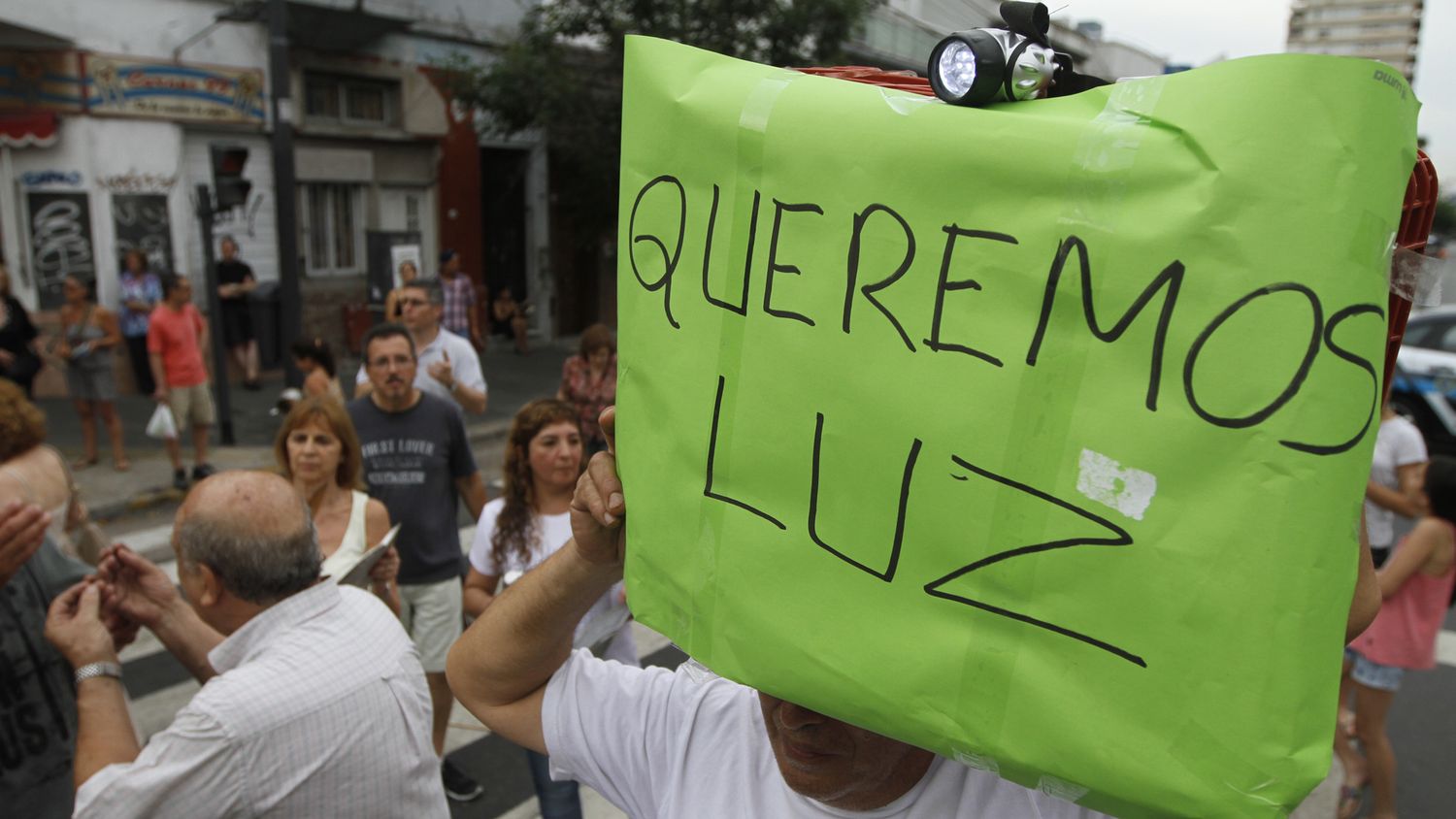 Cortes de luz en Haedo: Los vecinos denuncian que no les dan solución 