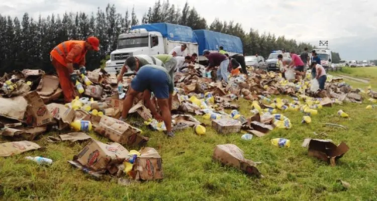 Volcó un camión que transportaba lavandina