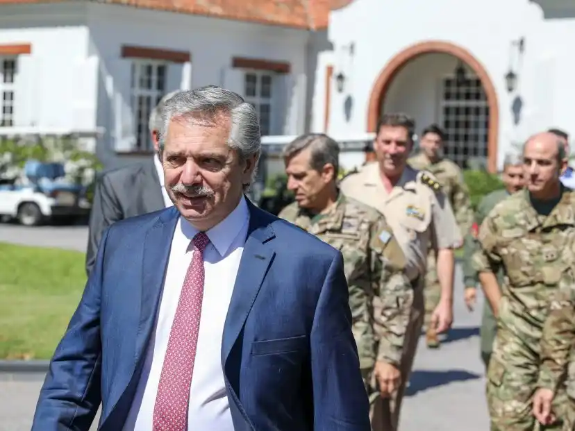Luego de pasar Navidad en Olivos, Alberto Fernández encabeza el acto de egreso de Fuerzas Armadas en Morón