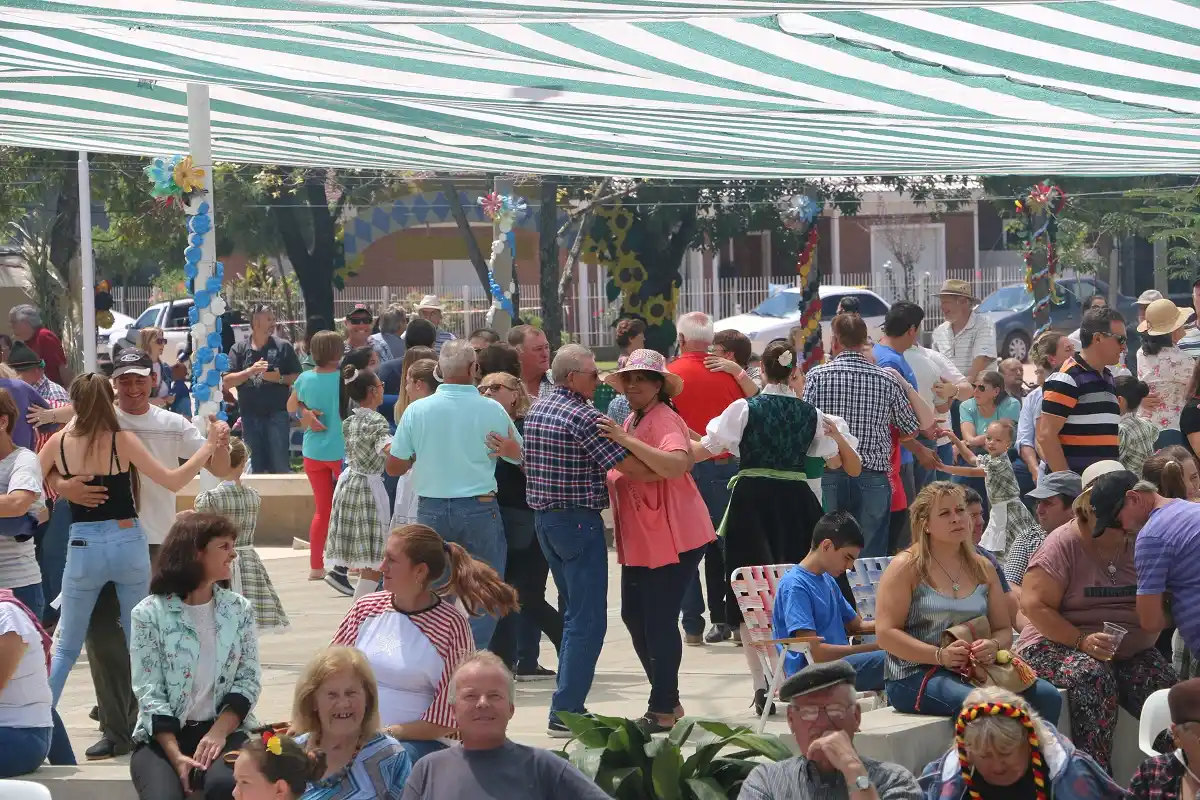 En la Plaza San MArtín, una multitud celebró los 131 años de Aldea San Antonio
