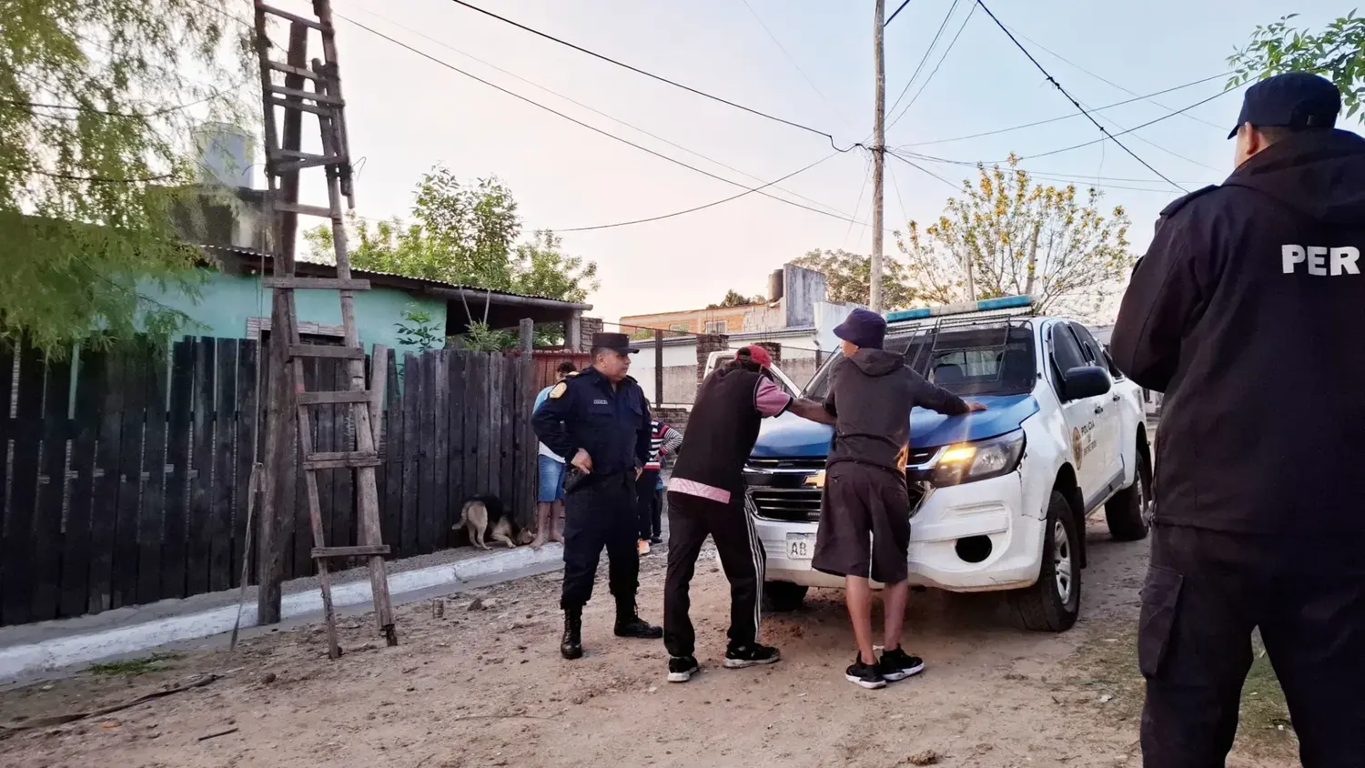 Tres personas fueron apresadas por una conexión eléctrica clandestina