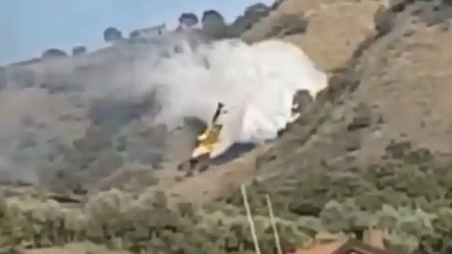 Filmaron a un avión hidrante que cayó y explotó mientras combatía un incendio