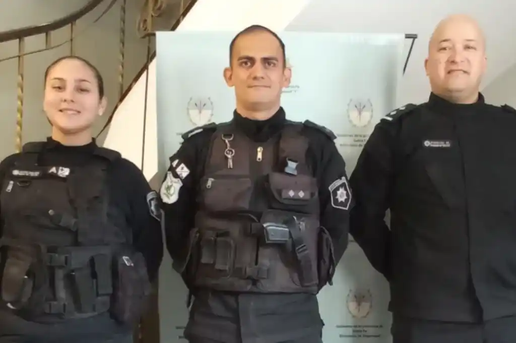 La suboficial, Giuliana Alvizo; junto al subinspector Julian Casco y el comisario Martín Angini.