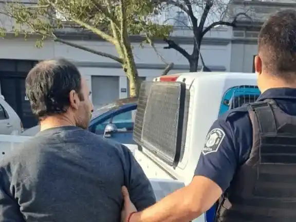 Un policía se quedó dormido al volante, intentó fugarse y atacó a otro efectivo