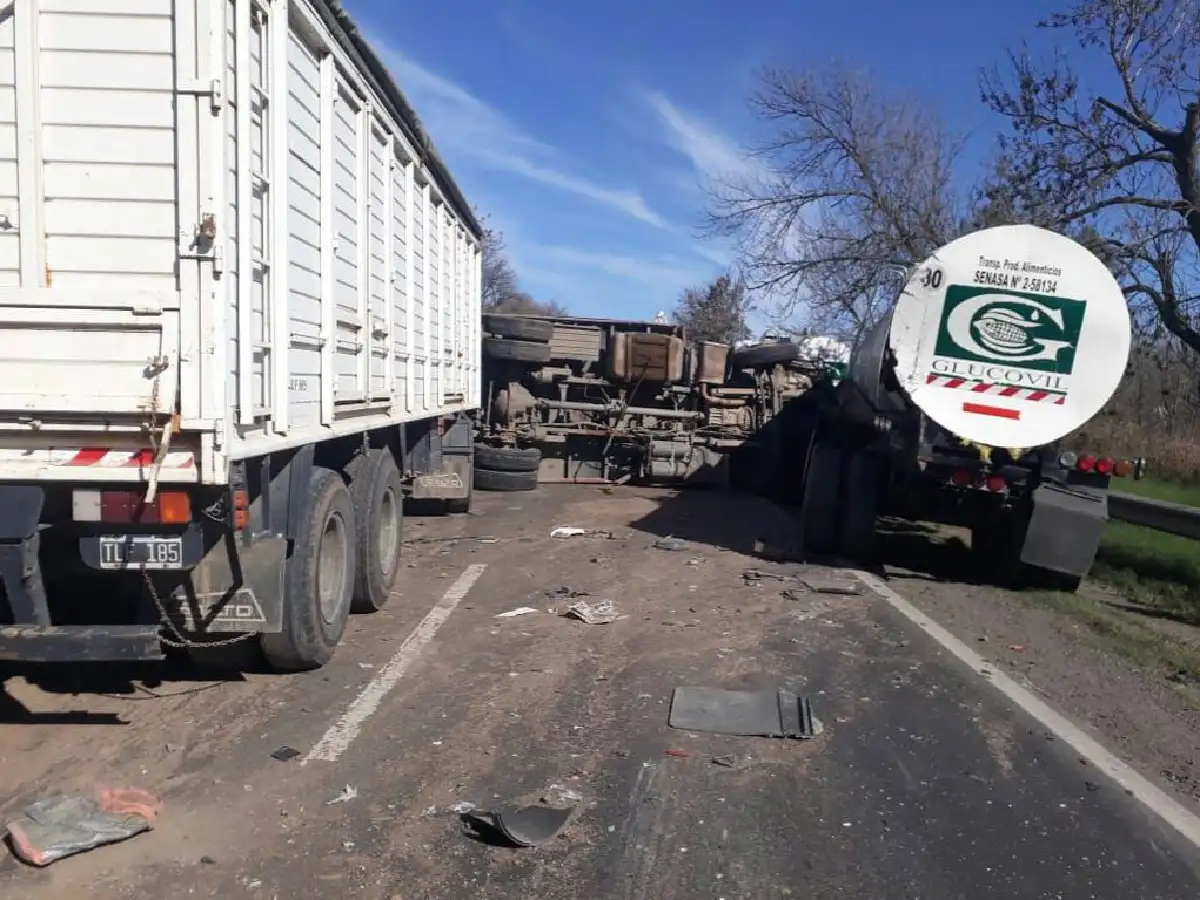Falleció un automovilista en un accidente entre una moto y un camión