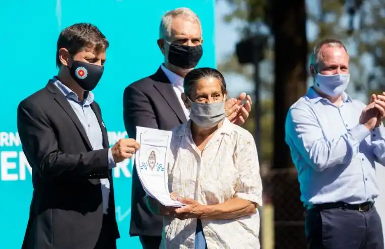 Morón: Kicillof encabezó entrega de 127 títulos de propiedad 