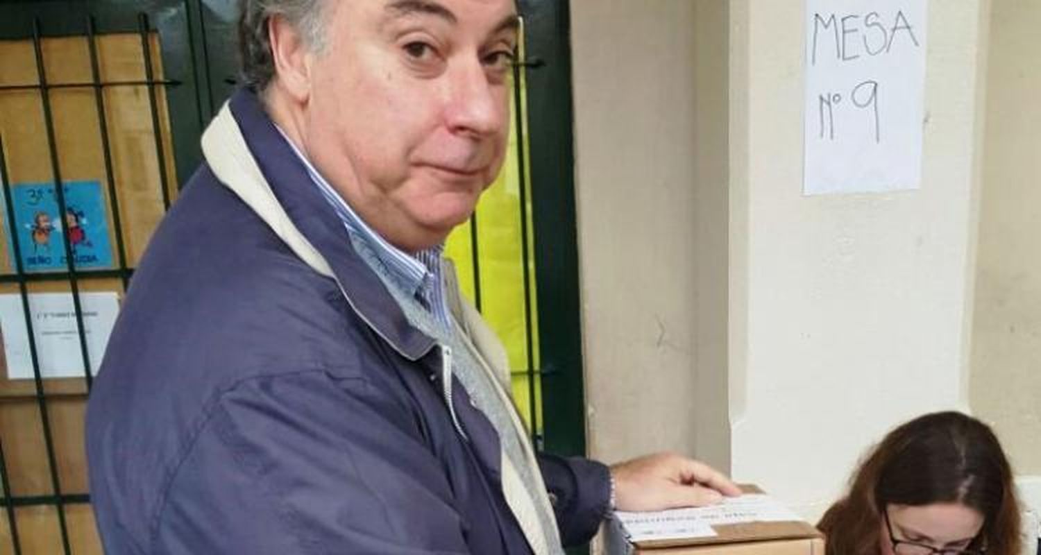 Paso 2015: Barbieri votó y se quejó por la “falta de organización” en la Escuela Normal