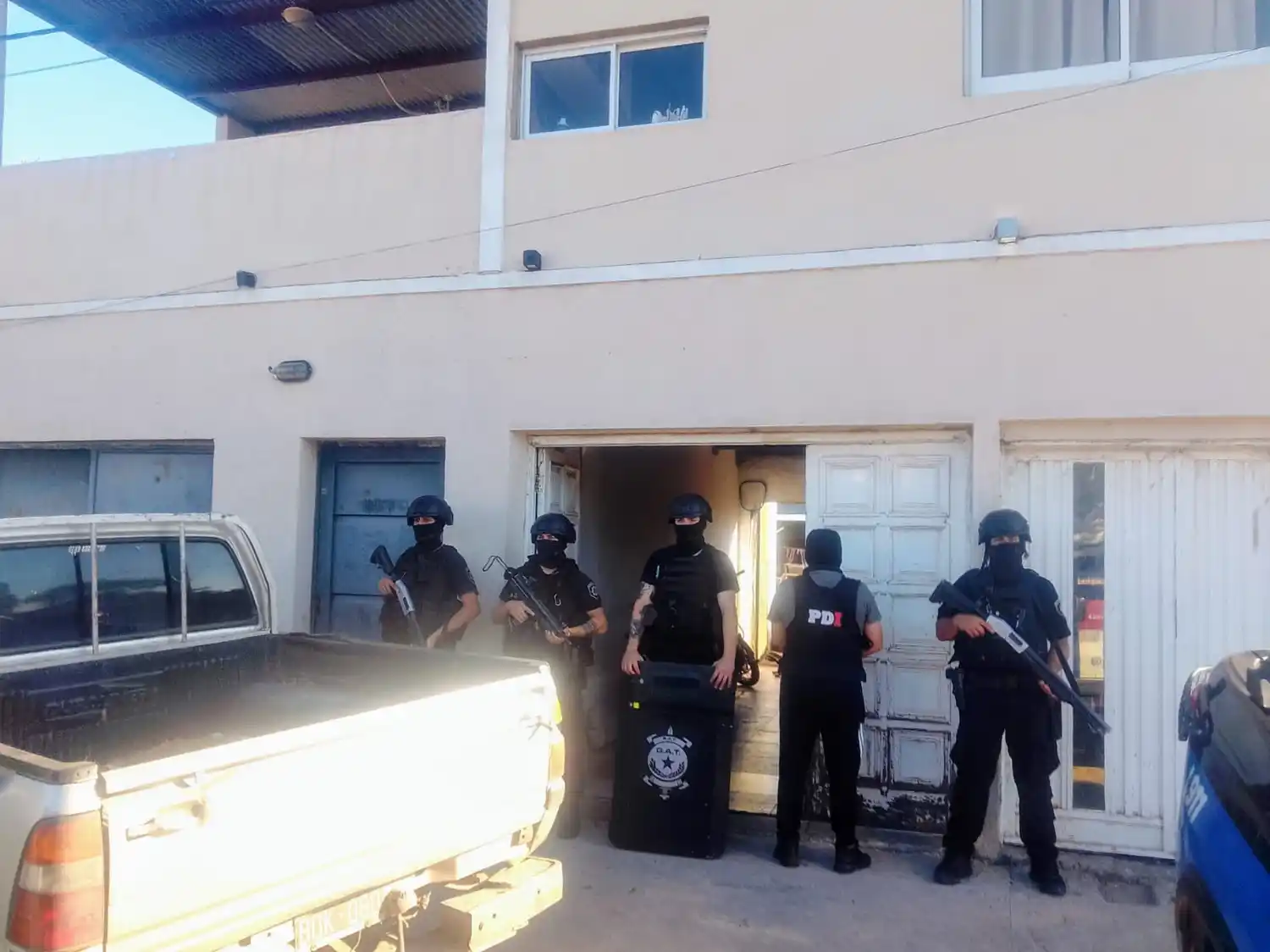 Dos detenidos en allanamientos por microtráfico en Barrio Acapulco: hallaron cocaína, balanzas y armas - 3