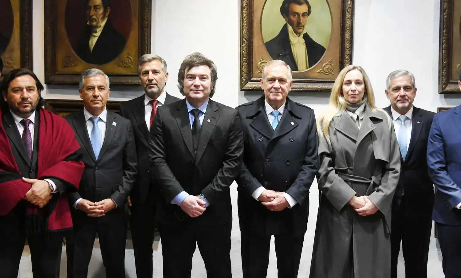 Entre los gobernadores, Rogelio Frigerio quedó ubicado en una posición de marcada 
centralidad, muy cerca del presidente Javier Milei. La disposición rompe la simetría 
habitual de la foto oficial y vuelve inevitable la pregunta: ¿simple casualidad o un gesto político que invita a las lecturas?