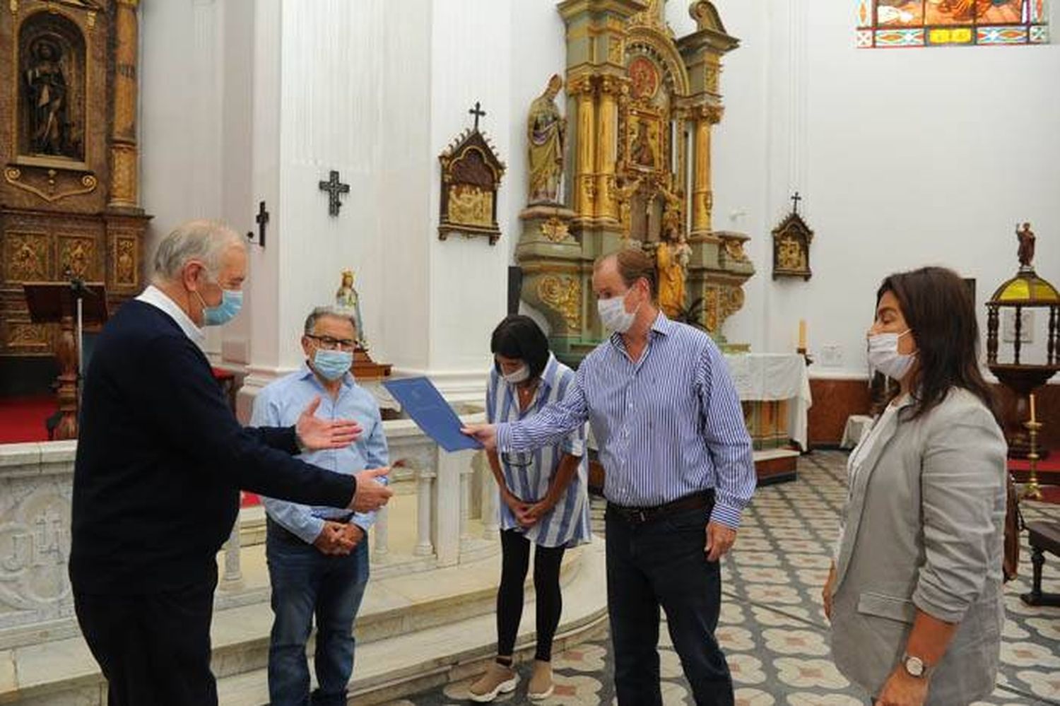 Bordet entregó un aporte para obras, a la Catedral de Concordia