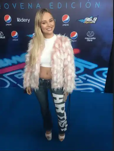 Maleh también dio su paseo por la alfombra azul.