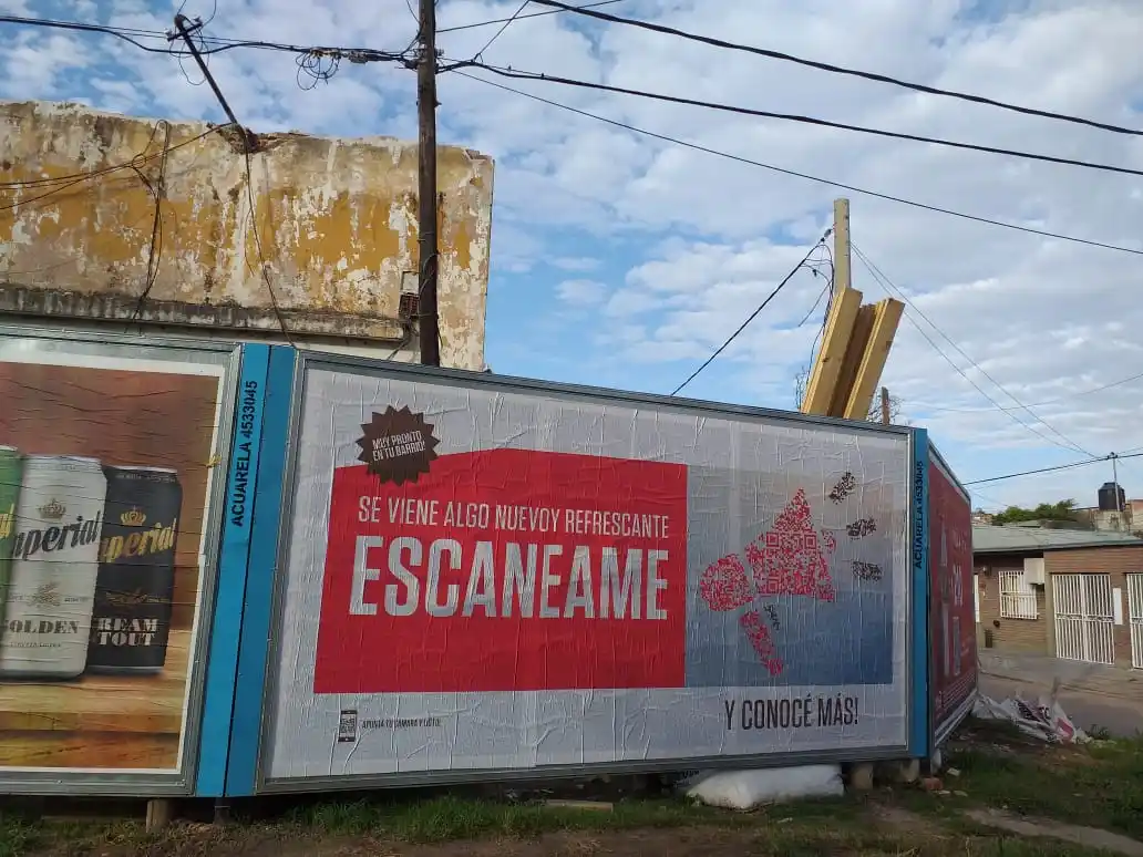 La ciudad empapelada con QR: ¿Qué es y para qué sirve el código?