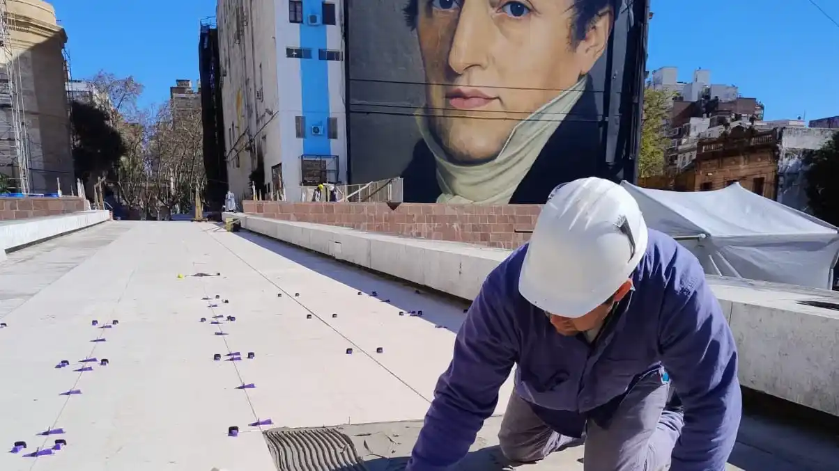 Avanzan los trabajos en el Monumento a la Bandera con miras al 20 de junio.