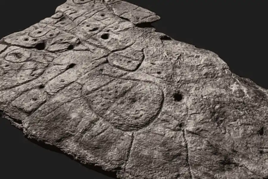 Una enorme y antigua roca con marcas misteriosas podría ser un "mapa" de monumentos perdidos